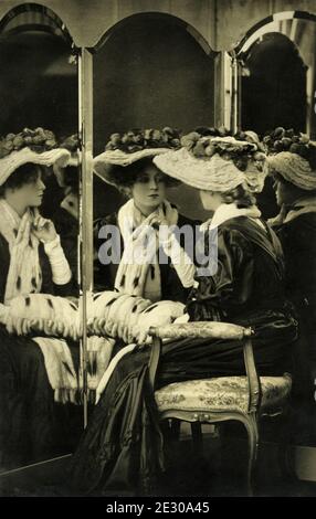 Ray, Gabrielle and Mirrors - Rotary 391 y (carte postale) - photo par W & D Downey - adresse d'Enfield en Angleterre, postmarquée le 19 novembre 1905, restaurée à partir de la carte postale originale par le photographe du Montana Banque D'Images