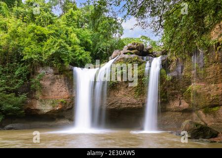 Cascade de Haew Suwat en forêt au parc national de Khao Yai, Thaïlande Banque D'Images