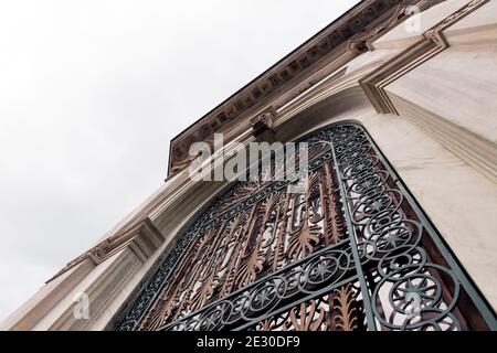 Photo basse, grand angle d'un cadre de fenêtre en fonte de la tombe du Sultan Mahmud II à Istanbul, Fatih, Turquie, sous ciel couvert. Banque D'Images