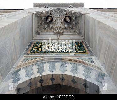 Directement en dessous de la photo d'une des portes de la cour de la mosquée Bayezid II du XVIe siècle à Istanbul, Turquie, avec muqarnas sur le dessus. Banque D'Images