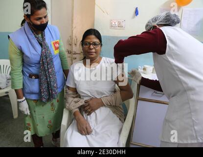 Beawar, Rajasthan, Inde, 16 janvier 2021 : un médic administre la première dose du vaccin Covishield à un travailleur de la santé, après le lancement virtuel de la campagne de vaccination COVID-19 par le Premier ministre Narendra Modi, à l'hôpital gouvernemental de Beawar. Crédit : Sumit Saraswat/Alay Live News Banque D'Images