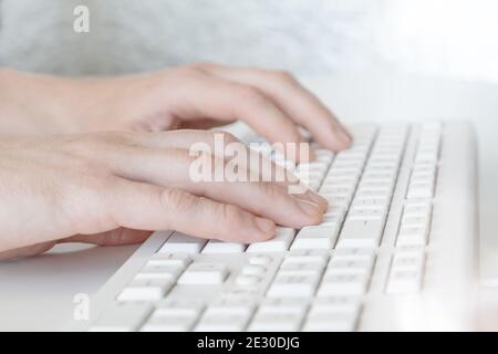 Homme dactylographiant sur clavier d'ordinateur, homme d'affaires travaillant sur pc au bureau. Gros plan - image Banque D'Images