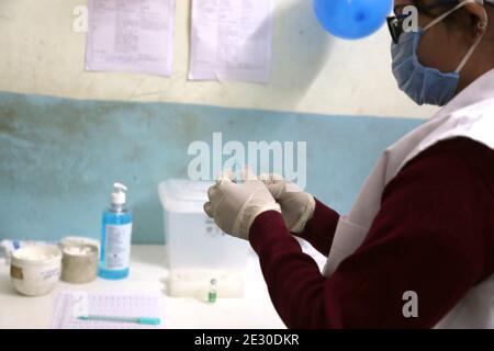 Beawar, Rajasthan, Inde, 16 janvier 2021 : un médic administre la première dose du vaccin Covishield à un travailleur de la santé, après le lancement virtuel de la campagne de vaccination COVID-19 par le Premier ministre Narendra Modi, à l'hôpital gouvernemental de Beawar. Crédit : Sumit Saraswat/Alay Live News Banque D'Images