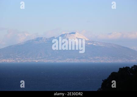 Napoli, il Vesuvio ricoperto di neve fotografato da Capri Banque D'Images