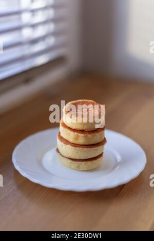 Pancake à la crème maison à base d'amandes, de noix de coco, de farine de protéines de soja, en gros plan, sur une assiette blanche. Plats cétogènes sans carbne Banque D'Images