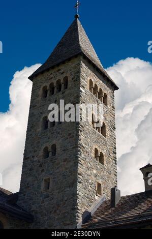 Herz-Jesu-Kirche, Église du Sacré-cœur (1911) de style roman dans le petit village de Samedan, station touristique de la vallée de l'Engadin, Suisse Banque D'Images