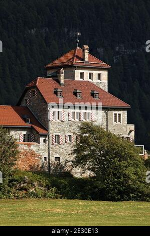 Ancien château crap da Sass, sur la côte du lac Silvaplana (Silvaplanersee), village de Silvaplana, Saint Moritz. Vallée de l'Engadin, Suisse. Banque D'Images