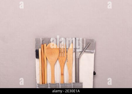 Ensemble de couverts en bambou écologiques. Concept sans déchets, sans plastique sur fond textile. Vue de dessus - image Banque D'Images