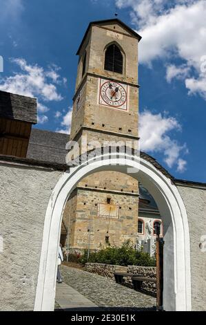 Monastère bénédictin de Saint-Jean (site classé au patrimoine mondial de l'UNESCO) dans le village de Mustair, Alpes suisses, vallée de l'Engadine, canton de Graubunden, Suisse. Banque D'Images