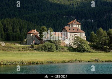 Ancien château crap da Sass, sur la côte du lac Silvaplana (Silvaplanersee), village de Silvaplana, Saint Moritz. Vallée de l'Engadin, Suisse. Banque D'Images