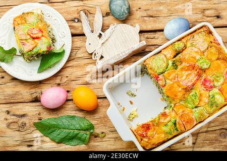 Pasqualina gâteau italien de Pâques avec vert et oeuf.tarte de Pâques avec œufs Banque D'Images