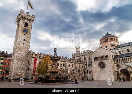 Vue sur la place du Duomo, la fontaine Nettuno et la cathédrale de San Vigilio. Piazza del Duomo, province de Trento, Trentin-Haut-Adige, Italie, Europe. Banque D'Images