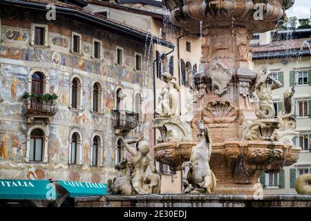 Vue sur la place du Duomo, la fontaine Nettuno et la cathédrale de San Vigilio. Piazza del Duomo, province de Trento, Trentin-Haut-Adige, Italie, Europe. Banque D'Images