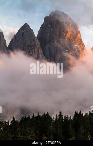 Vue sur les montagnes Odle pendant une matinée brumeuse. Vallée de Funes, Alpes des Dolomites, Trentin-Haut-Adige, Italie. Banque D'Images