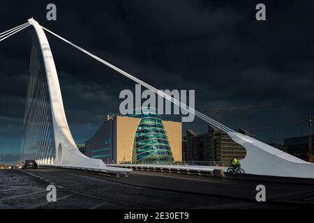 Centre des congrès de Dublin entouré de voiles du pont Harp (pont Samuel Beckett) avec piste cyclable sur le pont. Dublin. Irlande. Banque D'Images