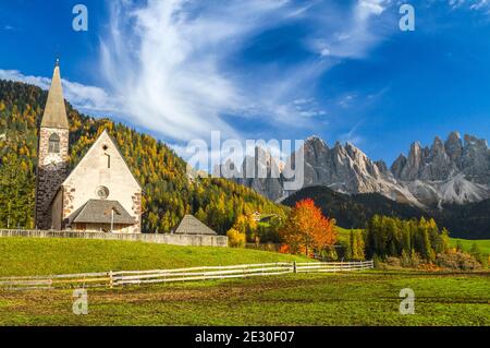 Vue sur l'église caractéristique et la ville de Saint-Magdalena avec l'Odle en arrière-plan. Vallée de Funes, Alpes des Dolomites, Trentin-Haut-Adige, Italie. Banque D'Images