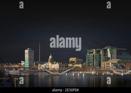 Vue panoramique sur le centre-ville de Dublin et la rivière Liffey. Irlande Banque D'Images