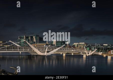 Le pont Sean O'Casey traverse la rivière Liffey, Dublin, Irlande Banque D'Images