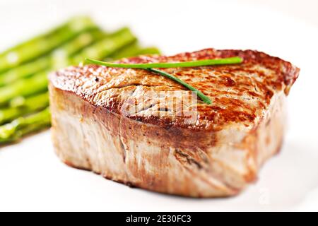 Filet de bœuf au poivre rose et aux asperges. Banque D'Images