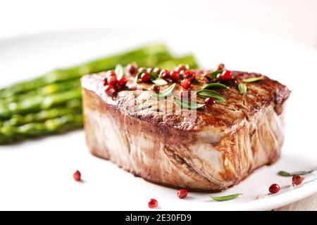 Filet de bœuf au poivre rose et aux asperges. Banque D'Images