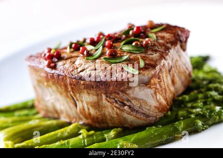 Filet de bœuf au poivre rose et aux asperges. Banque D'Images