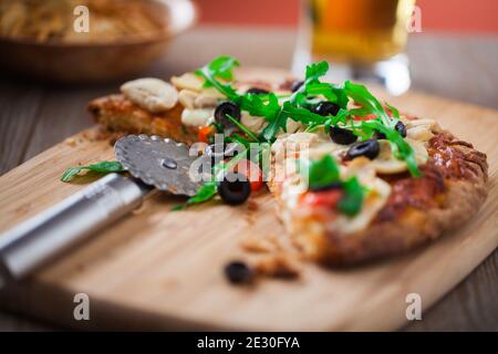 Pizza au fromage et au Champignon sur une planche en bois. Banque D'Images