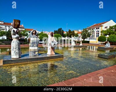 Sculptures à la fontaine de Silves sur la côte de l'Algarve Du Portugal Banque D'Images