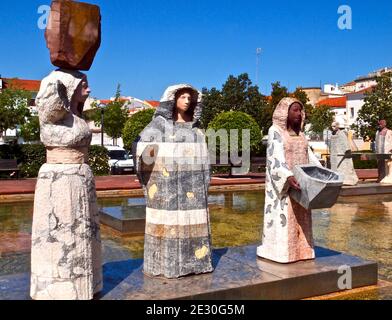 Sculptures à la fontaine de Silves sur la côte de l'Algarve Du Portugal Banque D'Images