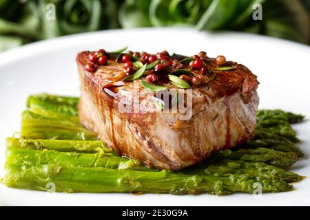 Filet de bœuf au poivre rose et aux asperges. Banque D'Images