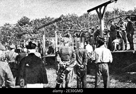 L'exécution de la SS overseers du camp de concentration de Stutthof : Becker, Klaff, Steinhoff, et Paul le 4 juillet 1946, avec prêtre Banque D'Images