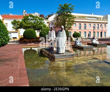 Sculptures à la fontaine de Silves sur la côte de l'Algarve Du Portugal Banque D'Images