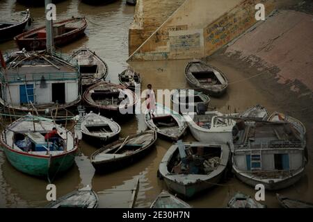 Bateaux en bois sur le Gange à Varanasi, Uttar Pradesh, Inde. Banque D'Images