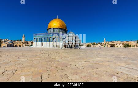 Jérusalem, Israël - 12 octobre 2017 : vue panoramique du Mont du Temple avec le monument islamique du Dôme du Rocher et le Dôme du sanctuaire de la chaîne à Jérusalem Banque D'Images