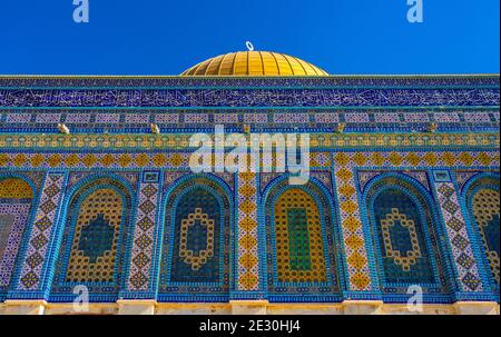 Jérusalem, Israël - 12 octobre 2017 : décoration en mosaïque des murs de la façade et entrée principale du monument islamique du Dôme du Rocher sur le Mont du Temple Banque D'Images