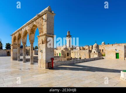 Jérusalem, Israël - 12 octobre 2017 : Mont du Temple avec arches de porte menant au Dôme du Rocher, à la Mosquée Al-Aqsa et au minaret Bab al-Silsila Banque D'Images