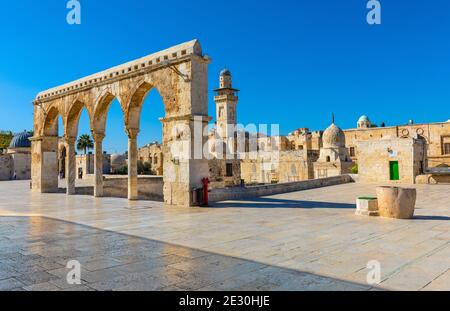 Jérusalem, Israël - 12 octobre 2017 : Mont du Temple avec arches de porte menant au Dôme du Rocher, à la Mosquée Al-Aqsa et au minaret Bab al-Silsila Banque D'Images