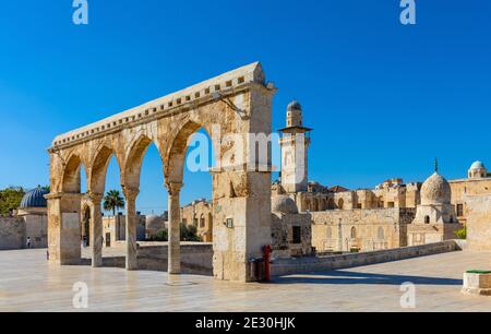 Jérusalem, Israël - 12 octobre 2017 : Mont du Temple avec arches de porte menant au Dôme du Rocher, à la Mosquée Al-Aqsa et au minaret Bab al-Silsila Banque D'Images