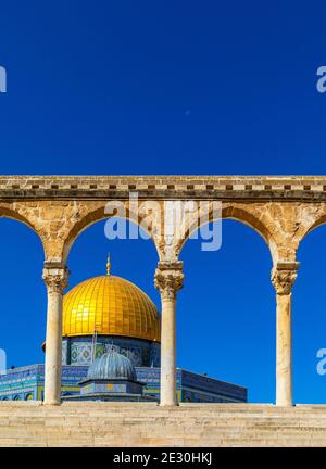 Jérusalem, Israël - 12 octobre 2017 : Mont du Temple avec arches de porte menant au monument islamique du Dôme du Rocher et au Dôme du sanctuaire de la chaîne Banque D'Images