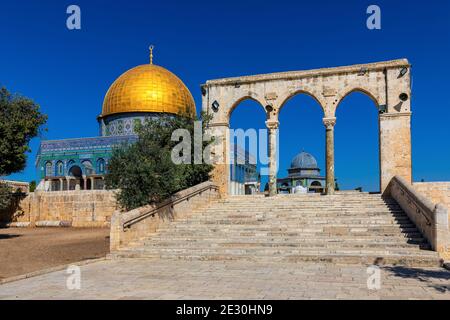 Jérusalem, Israël - 12 octobre 2017 : Mont du Temple avec arches et escalier menant au monument islamique du Dôme du Rocher, dans la vieille ville de Jérusalem Banque D'Images
