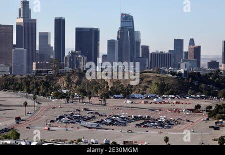 (210116) -- LOS ANGELES, le 16 janvier 2021 (Xinhua) -- les automobilistes font la queue pour recevoir l'inoculation sur un site de vaccination COVID-19 au Dodger Stadium de Los Angeles, Californie, États-Unis, le 15 janvier 2021. Le plus grand centre de vaccination des États-Unis a été lancé vendredi au Dodger Stadium, dans le comté de Los Angeles, alors que la région métropolitaine est sur le point de franchir la dernière étape sinistre, soit 1 million de cas au total ce week-end. Dans un effort pour accélérer le taux de vaccination de COVID-19, Dodger Stadium, stade d'origine des Dodgers de la ligue majeure de baseball de Los Angeles et une fois l'un des plus grands tests de COVID-19 assis Banque D'Images