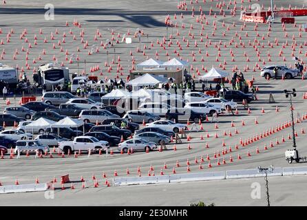 (210116) -- LOS ANGELES, le 16 janvier 2021 (Xinhua) -- les automobilistes font la queue pour recevoir l'inoculation sur un site de vaccination COVID-19 au Dodger Stadium de Los Angeles, Californie, États-Unis, le 15 janvier 2021. Le plus grand centre de vaccination des États-Unis a été lancé vendredi au Dodger Stadium, dans le comté de Los Angeles, alors que la région métropolitaine est sur le point de franchir la dernière étape sinistre, soit 1 million de cas au total ce week-end. Dans un effort pour accélérer le taux de vaccination de COVID-19, Dodger Stadium, stade d'origine des Dodgers de la ligue majeure de baseball de Los Angeles et une fois l'un des plus grands tests de COVID-19 assis Banque D'Images