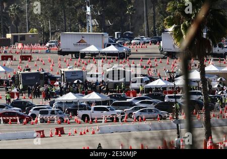 (210116) -- LOS ANGELES, le 16 janvier 2021 (Xinhua) -- les automobilistes font la queue pour recevoir l'inoculation sur un site de vaccination COVID-19 au Dodger Stadium de Los Angeles, Californie, États-Unis, le 15 janvier 2021. Le plus grand centre de vaccination des États-Unis a été lancé vendredi au Dodger Stadium, dans le comté de Los Angeles, alors que la région métropolitaine est sur le point de franchir la dernière étape sinistre, soit 1 million de cas au total ce week-end. Dans un effort pour accélérer le taux de vaccination de COVID-19, Dodger Stadium, stade d'origine des Dodgers de la ligue majeure de baseball de Los Angeles et une fois l'un des plus grands tests de COVID-19 assis Banque D'Images