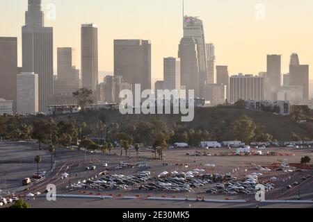 (210116) -- LOS ANGELES, le 16 janvier 2021 (Xinhua) -- les automobilistes font la queue pour recevoir l'inoculation sur un site de vaccination COVID-19 au Dodger Stadium de Los Angeles, Californie, États-Unis, le 15 janvier 2021. Le plus grand centre de vaccination des États-Unis a été lancé vendredi au Dodger Stadium, dans le comté de Los Angeles, alors que la région métropolitaine est sur le point de franchir la dernière étape sinistre, soit 1 million de cas au total ce week-end. Dans un effort pour accélérer le taux de vaccination de COVID-19, Dodger Stadium, stade d'origine des Dodgers de la ligue majeure de baseball de Los Angeles et une fois l'un des plus grands tests de COVID-19 assis Banque D'Images