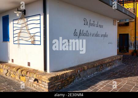 Écrire sur le mur de l'une des maisons de Silvi Paese, Italie. Cela se traduit par « en face de la mer, le bonheur est une chose simple » Banque D'Images