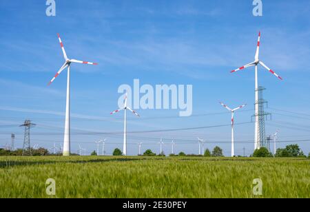 Éoliennes et lignes électriques vus en Allemagne Banque D'Images