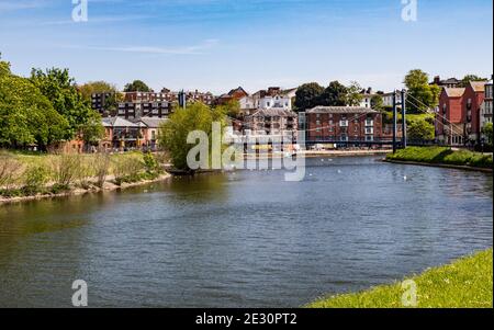 Vue tranquille sur la rivière exe, Exeter's Quay avec bâtiments historiques et passerelle depuis exe Bridge South lors d'un Sunny Spring Day #2, Exeter Quay, Exeter, Banque D'Images