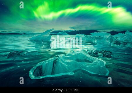 Aurores boréales au-dessus de la lagune glaciaire de Jokulsarlon, Islande. Photographie de paysage. Avec l'aimable autorisation de la NASA. Collage de photos Banque D'Images