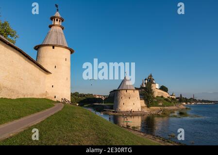 Vue sur le Kremlin de Pskov depuis la rivière Pskova creek. Tours, mur et cathédrale de la Trinité en arrière-plan. Russie Banque D'Images