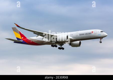 Londres, Royaume-Uni - 9 juillet 2019 : avion A350-900 Airbus d'Asiana Airlines à l'aéroport de Londres Heathrow (LHR) au Royaume-Uni. Banque D'Images