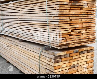 grandes piles de planches en bois isolées sur fond blanc. Banque D'Images